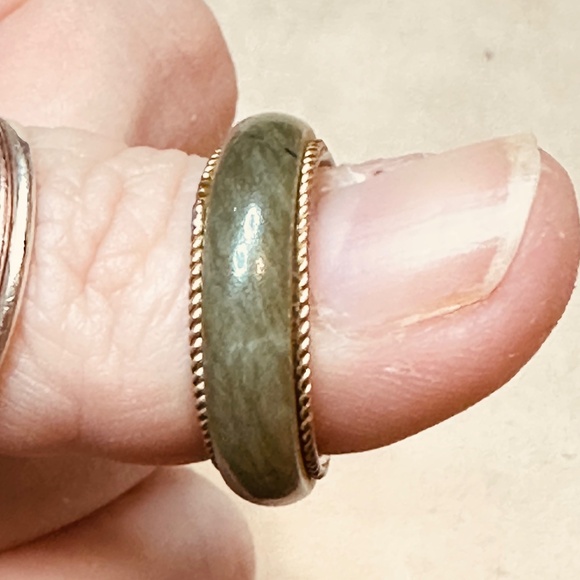 Green Jasper Band in Gold Tone Metal Setting Vintage - Picture 1 of 15